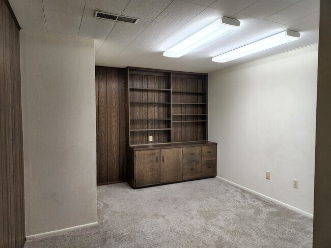 Building Photo - 2410 W 20th Street Rd