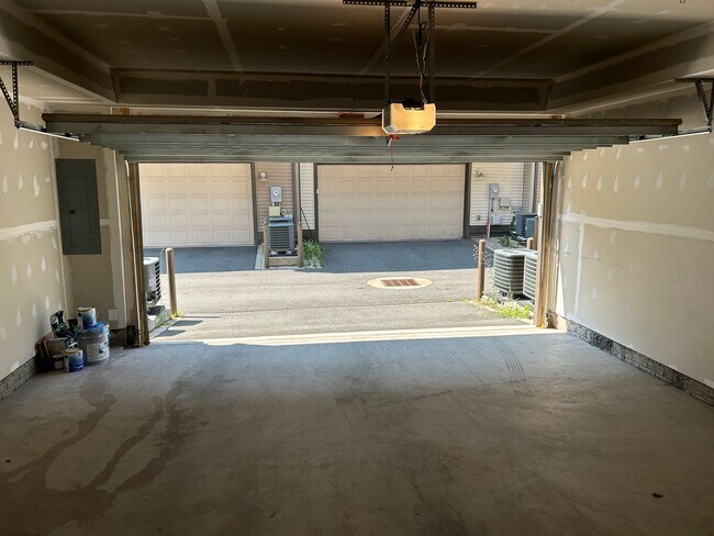 Building Photo - 4 level townhome in Westmoore ready for mo...