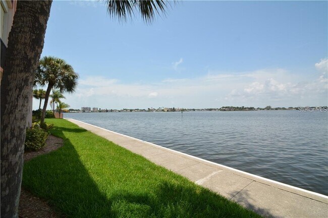 Building Photo - 7420 Bay Island Dr S