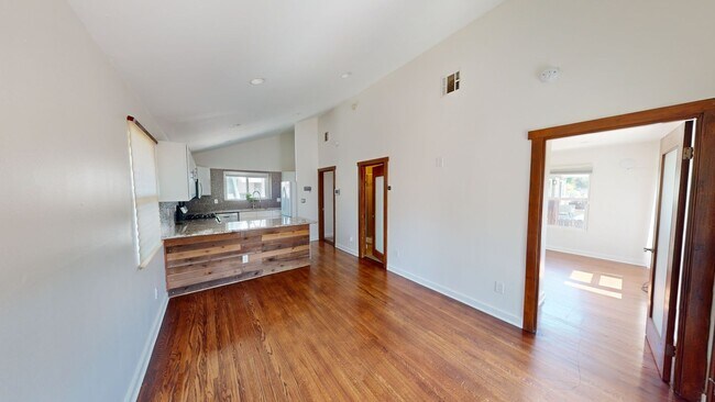 Building Photo - Stunning 2 Bedroom 2 Bath Home - Ideal Loc...