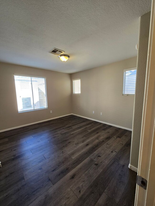 Building Photo - 3 BED, 2 1/2 BATH, 2 CAR GARAGE 2 STORY HO...