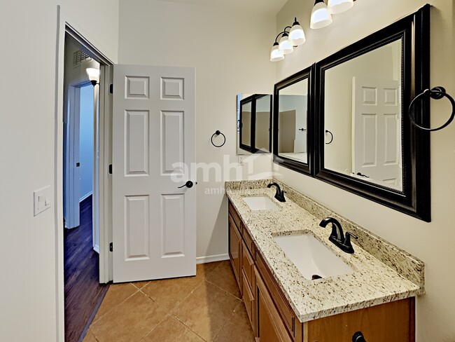 Building Photo - 576 E Calle De Ocaso