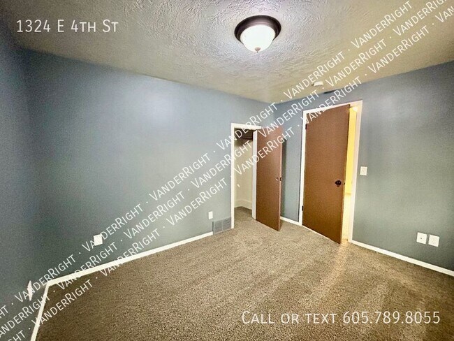 Building Photo - 1324 E 4th St