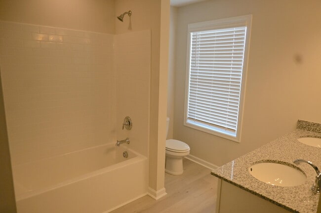 Building Photo - 692 Manitou Cir
