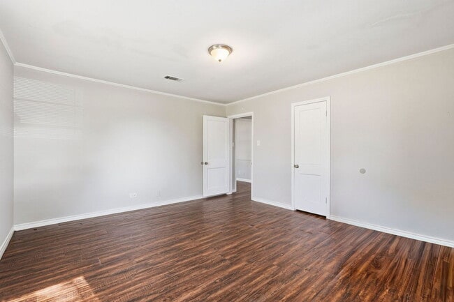 Building Photo - 729 13th Ave N