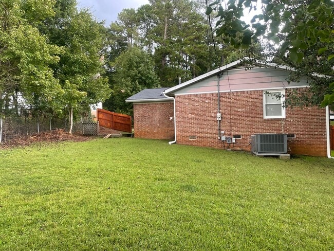 Building Photo - Sensational Three Bedroom Home Located in the Earlewood Community!