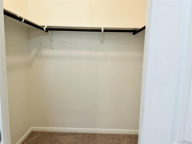 Building Photo - 136 MacArthur Dr