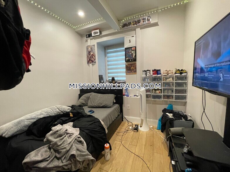 Building Photo - 407 Dudley St