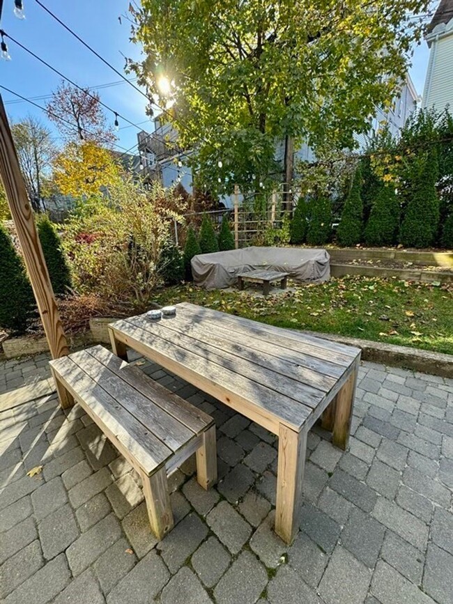 Building Photo - Spacious 3 Bed 2.5 Bath with Parking!