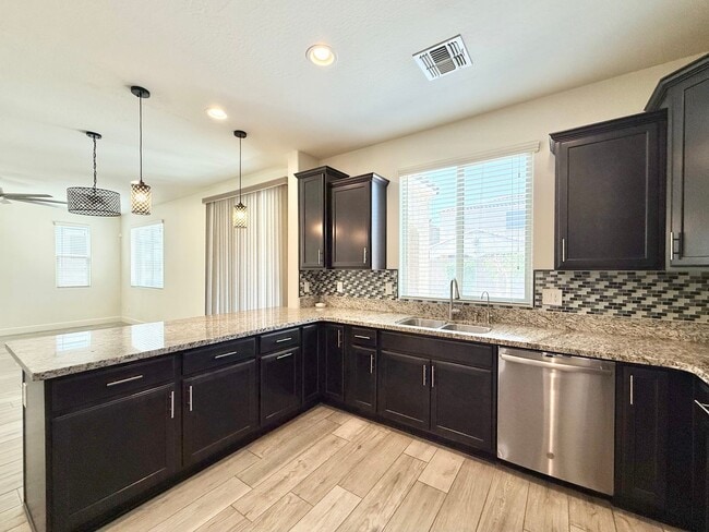 Building Photo - Charming 5-bed, 3-bath home with Pool/Spa ...