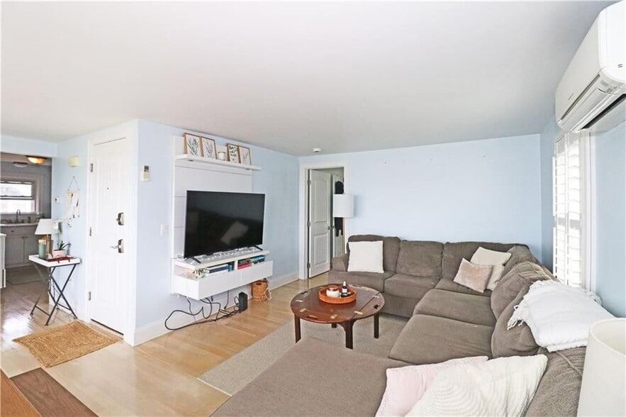 Building Photo - 249 Tuckerman Ave