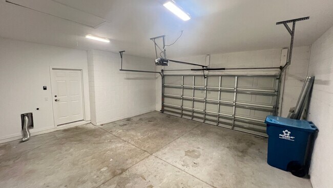 Building Photo - Incredible 3 Bedroom, 2 Bathroom Home in Palm Bay!!