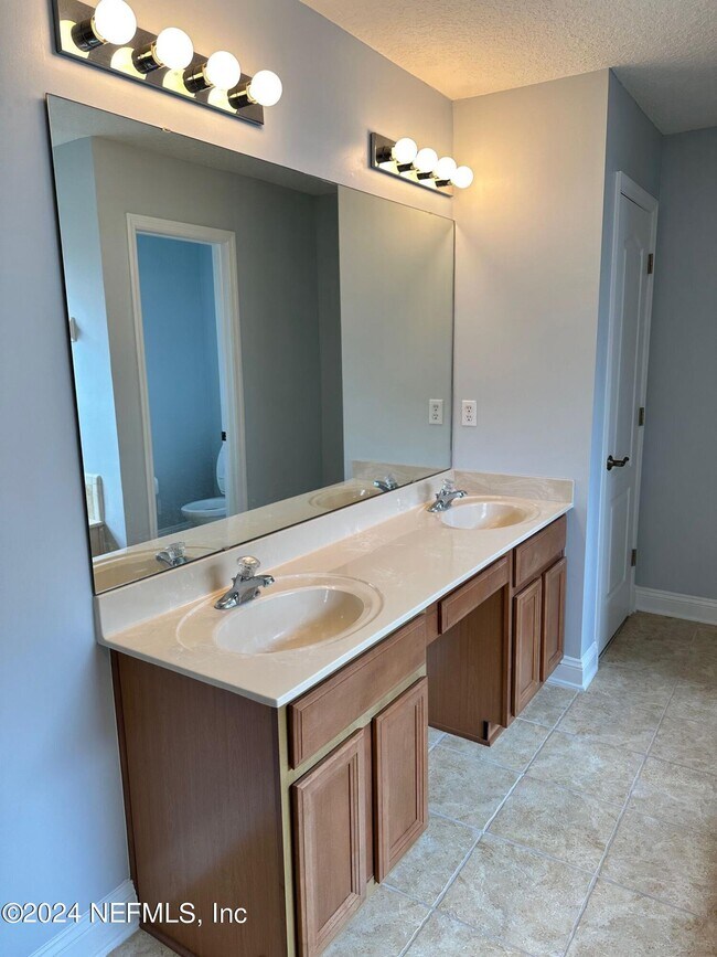 Building Photo - 1447 Barrington Cir