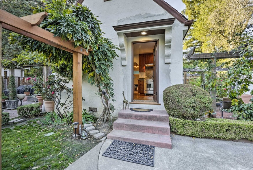 Building Photo - 1942 Cno. A Los Cerros