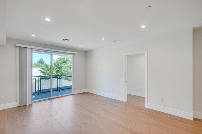 Building Photo - Riverside 4 Lease