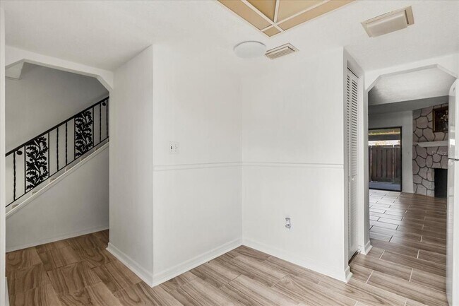 Building Photo - 2250 S Palmetto Ave
