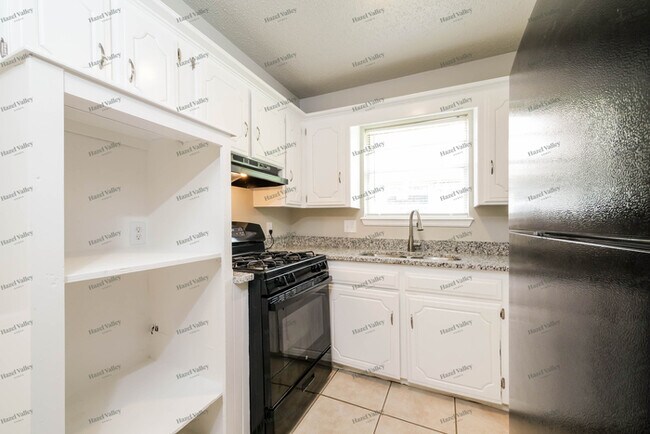 Building Photo - 5300 Creekwood Terrace