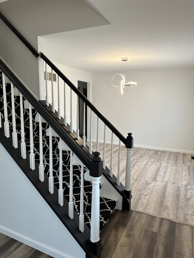 Building Photo - Beautiful 4Bedroom 2.5 bath 2 Car Garage I...