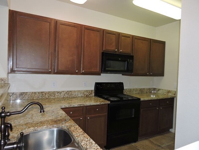 Building Photo - 2BR/2BA Condo in Gated Community - The Res...