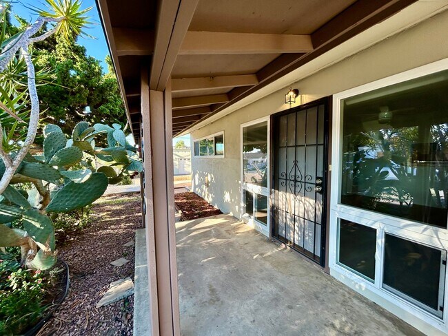 Building Photo - 2 bed 1 Bath with Garage in The Heart of Clairemont!