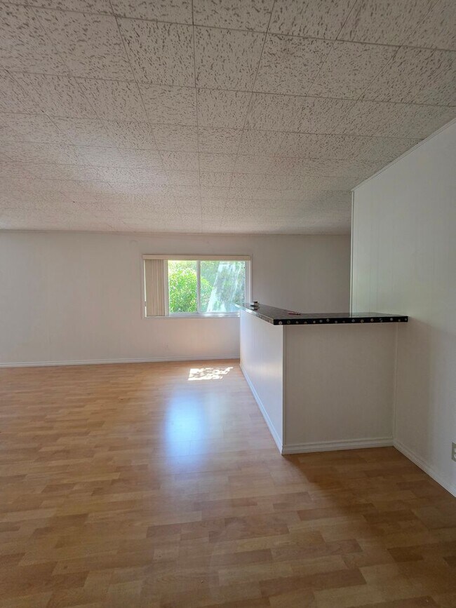 Building Photo - 6437 Elmhurst Dr