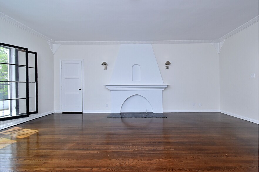 Building Photo - 724 S Genesee Ave