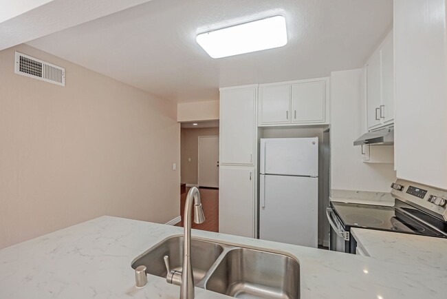 Building Photo - BEAUTIFUL REMODELED TWO STORY TOWNHOME IN ...