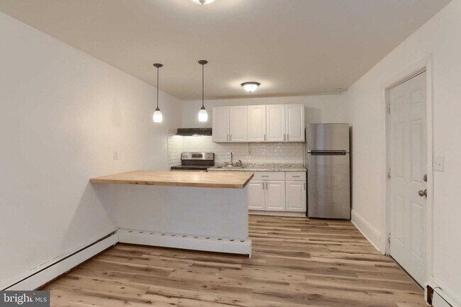 Building Photo - 825 Scull St