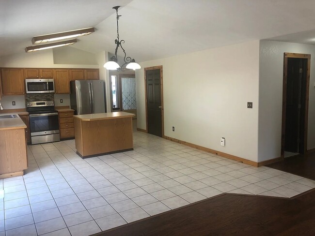 Building Photo - Spacious Single Level 3bd 2.75bath available Dec. 9th
