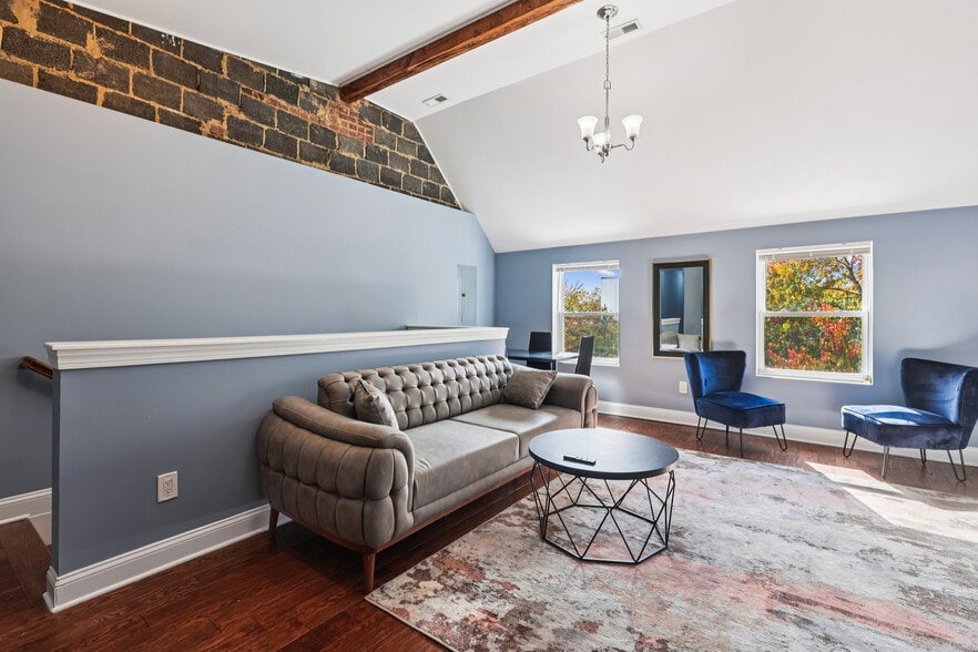 Building Photo - 1332 Levis St NE