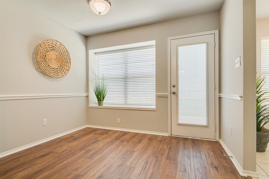 Office/Sitting Area - 956 Carlin Ln