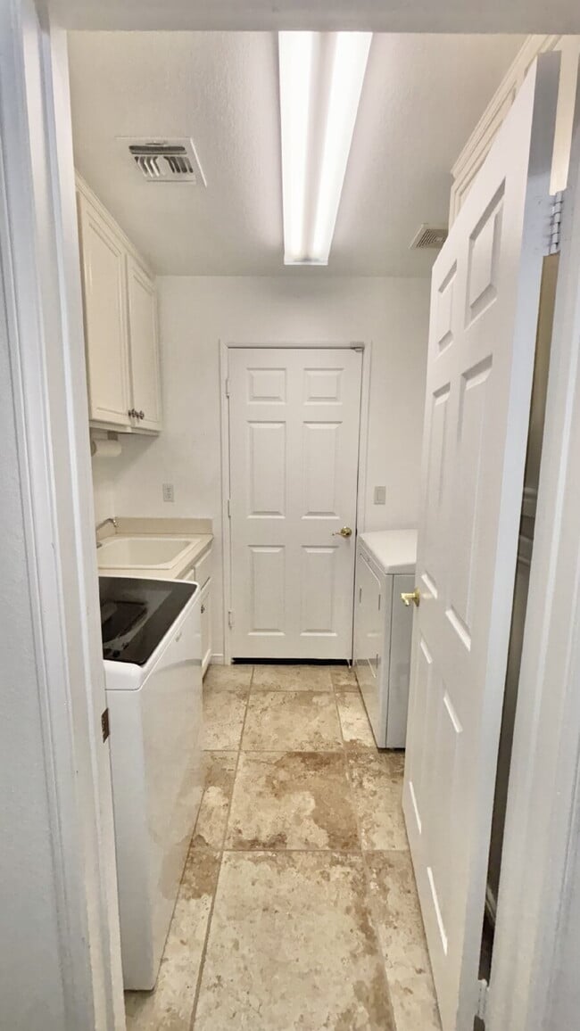 Building Photo - 3 Bedrooms and 2.5 Bathrooms Home on 7th Tee!