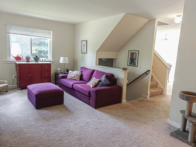 Building Photo - Spacious 4 Bedroom 3.5 Bathroom End Unit T...