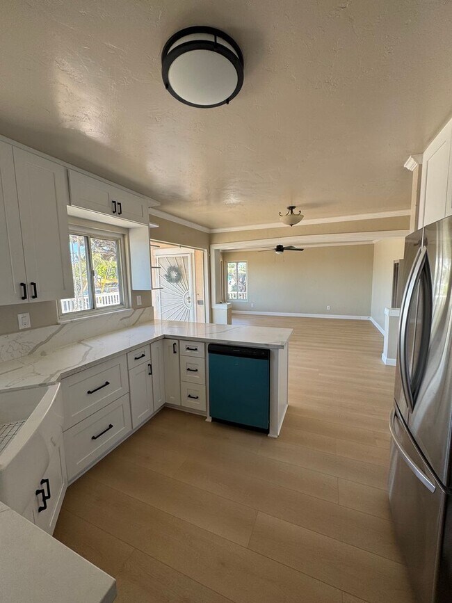 Building Photo - Charming 3-Bedroom, 2-Bathroom Home with H...