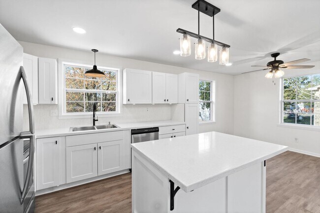 Building Photo - Pet Friendly Renovated Three Bedroom with Basement!