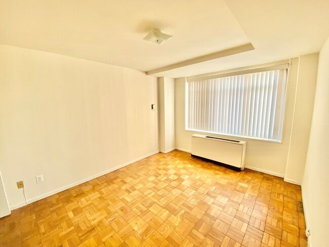 Building Photo - Great Foggy Bottom One Bedroom with Roof Top Pool & Gym includes utilities!