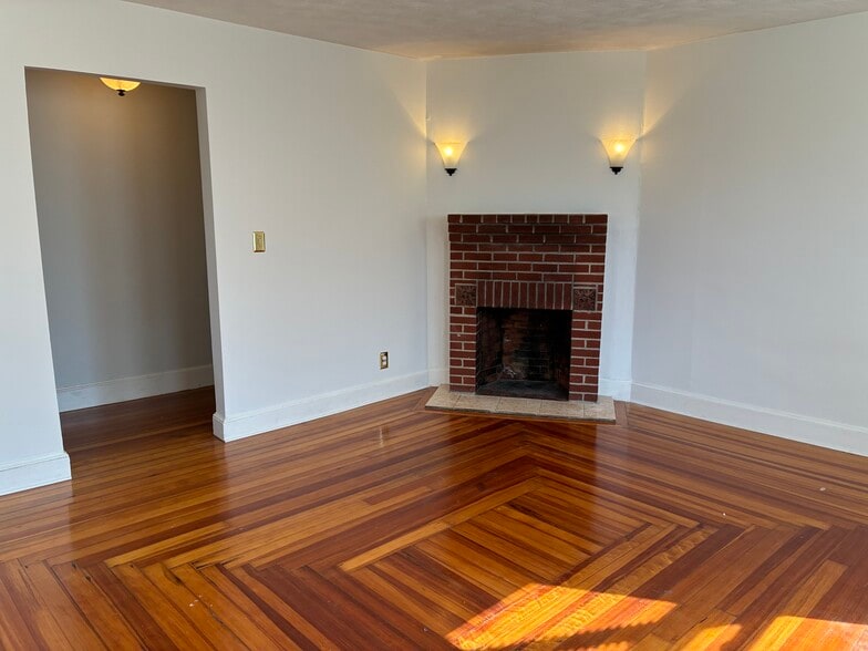 Building Photo - 77 King St