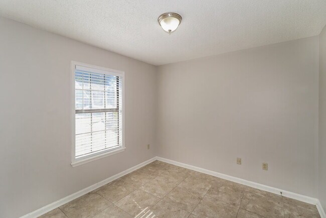 Building Photo - 6610 Shaker Ln