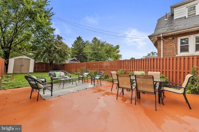 Building Photo - 2231 Otis St NE