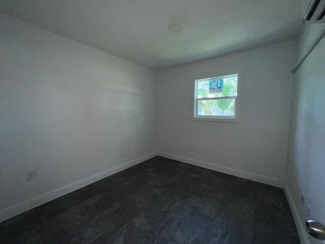 Building Photo - Fully Renovated 2 Bed, 1 Bath Duplex in th...