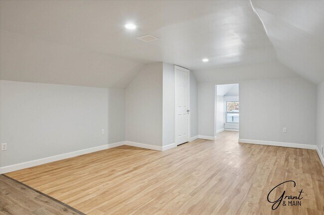 Building Photo - 1613 Virginia Park St