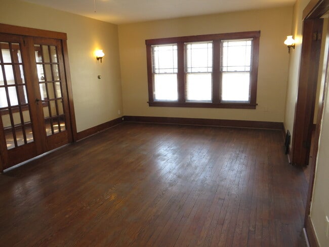 Building Photo - 826 Nuttman Ave