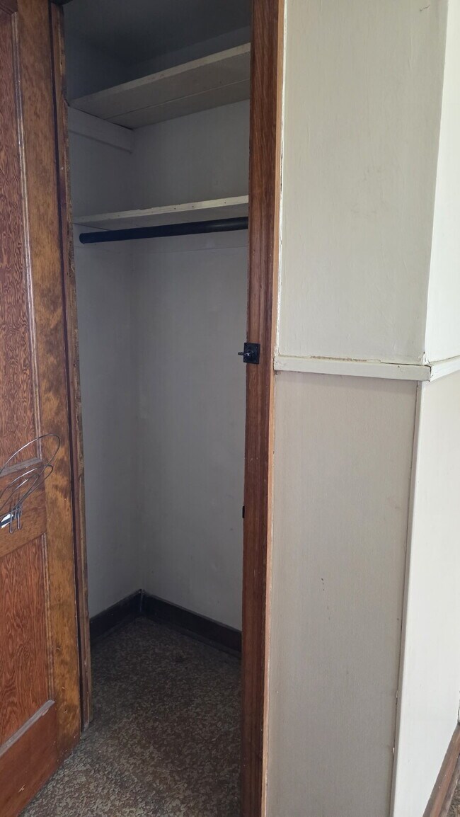 Building Photo - Large 2 Bedroom Upper Apartment in Menasha WI
