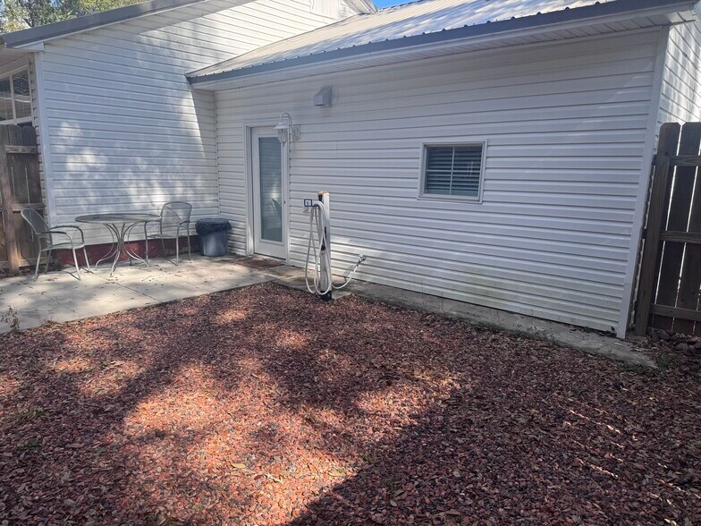 Building Photo - 6615 Tippin Ave