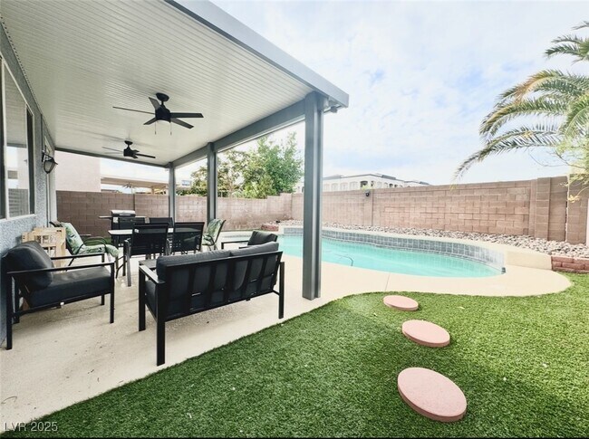 Building Photo - 8842 Sierra Linda Dr