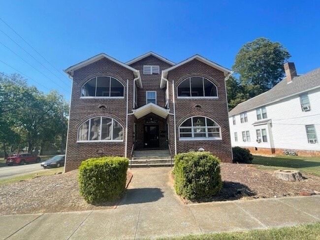 Primary Photo - CHARMING 2 BEDROOM APT NEAR THE LOVELY MARYVILLE COLLEGE CAMPUS!!