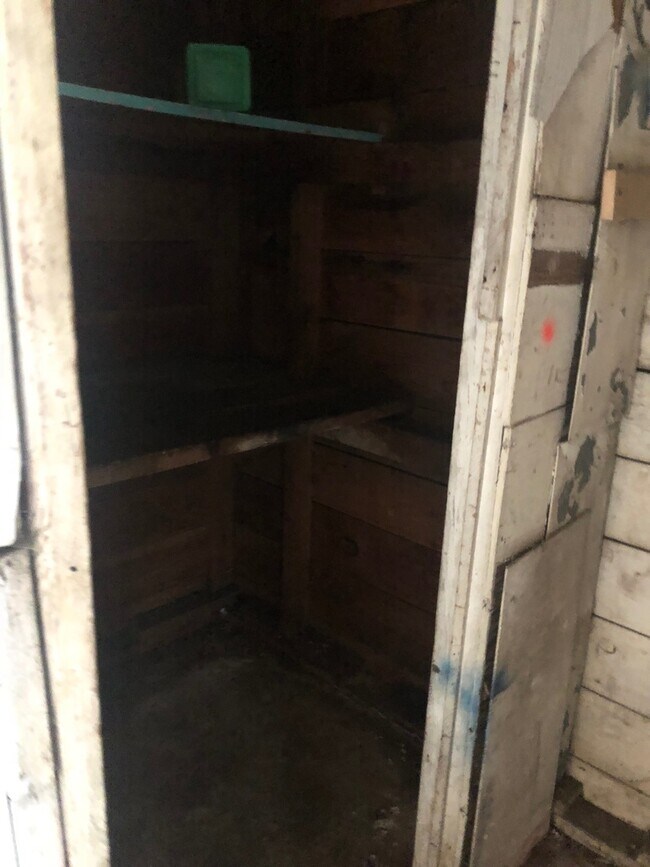 Building Photo - 547-R547 Mary St