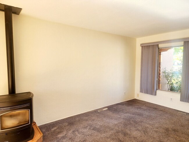 Building Photo - Cozy Home In North Valley