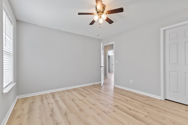 Building Photo - 2112 Echo Glen Ln