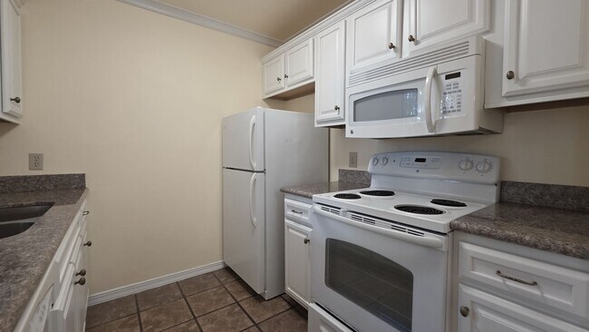 Building Photo - FOR RENT. 1 bedroom 1 bathroom condo first floor
